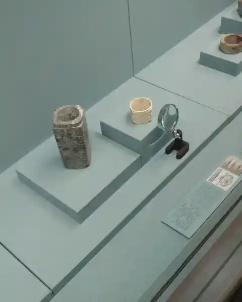 Jade cong tube with small and large eyes design, National Palace Museum